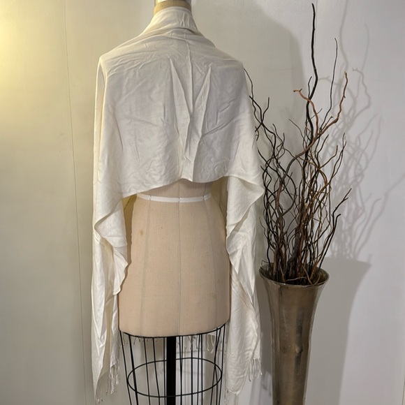 Ivory scarf / shawl with fringe - Picture 4 of 4